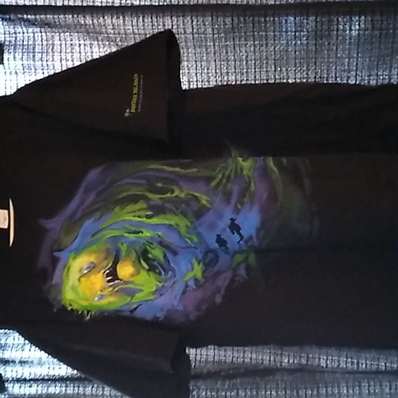 CRAZY COOL VINTAGE SHARK or Piranha WITH SCUBA DIVERS T-SHIRT - Picture 2 of 4